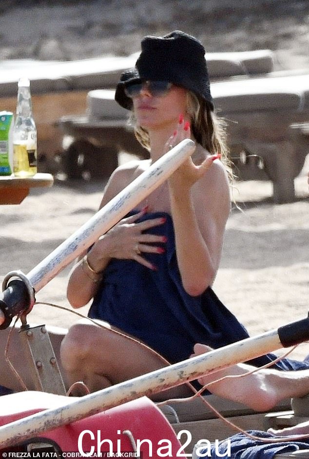 日光浴:周五,海蒂·克拉姆 (Heidi Klum) 与丈夫汤姆·考利茨 (Tom Kaulitz) 在撒丁岛的海滩上放松地享受了一天,她选择赤裸上身