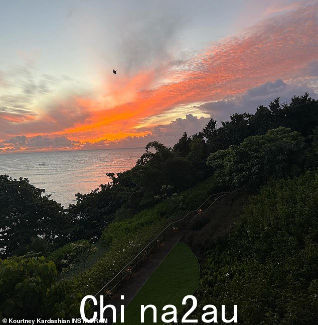 日落:她还分享了一张美丽的夏威夷日落的照片