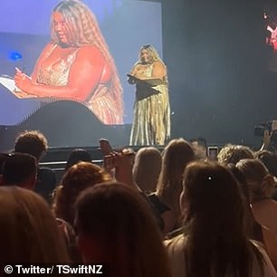 当 Lizzo 决定与观众聊天并读出一些粉丝标志时,评论出现在表演间隙