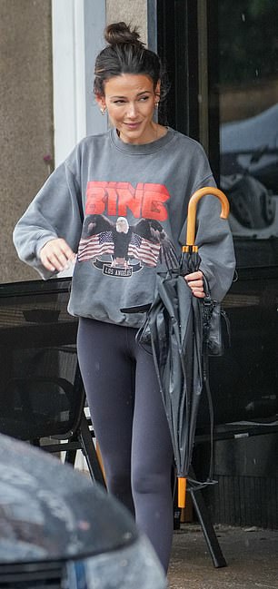 自然之美:米歇尔看起来很清新,她把深色的头发向后梳成一个凌乱的发髻,带有黑色的爪子