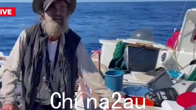 悉尼男子 Tim Shaddock 和他的狗 Bella 在被随船直升机发现后,在墨西哥海岸附近被一艘金枪鱼拖网渔船救起。图片:九新闻