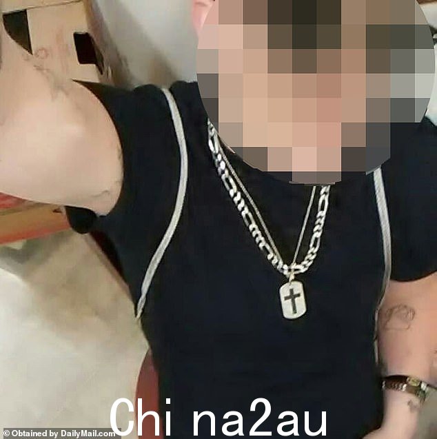 内部人士告诉 DailyMail.com,麦克斯韦泄露了一位被称为“蝙蝠侠”的跨性别狱友,他是一名因枪支犯罪而被定罪的职业罪犯,因为他在深夜大声进行性爱活动
