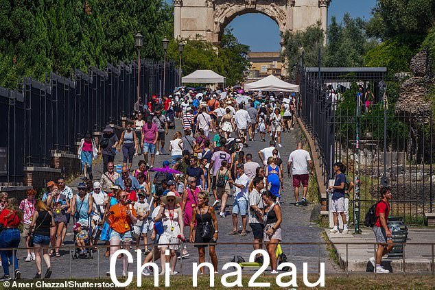 罗马广场上的游客在周六的罗马又一个高温天气下冒着酷热的天气