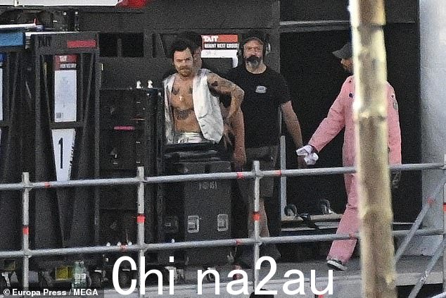 色调:单向万人迷,29 岁,穿着一件短款银色背心,敞开穿着,展示了他雕塑般的体格,衬托出胸前印有的巨大蝴蝶
