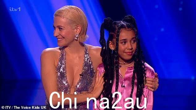 天生表演者:Hayla–Essen Danns,12 岁(右)在决赛中代表迷人的 Pixie Lott(左)