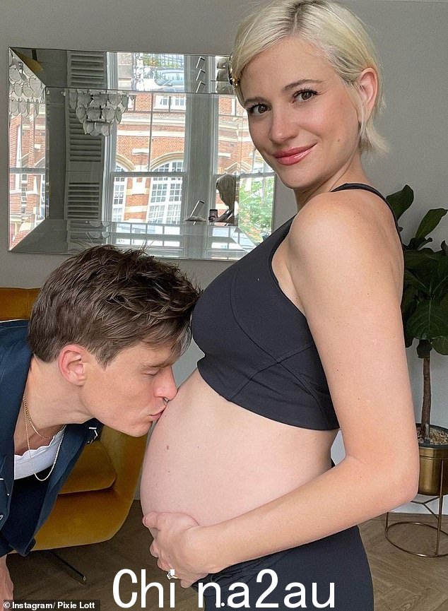 期待:Pixie Lott 上个月在 Instagram 上发布了一篇甜蜜的帖子,宣布她即将迎来与丈夫 Oliver Cheshire 的第一个孩子,而且已经六岁了几个月
