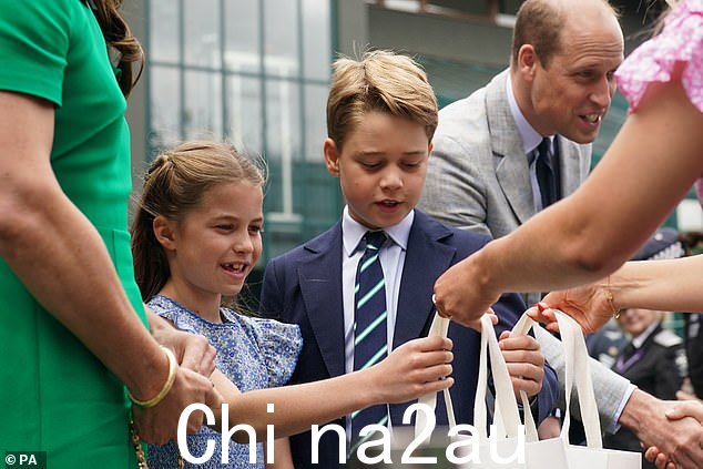 好礼袋!八岁的夏洛特公主和九岁的乔治王子收到了全英俱乐部工作人员的礼物