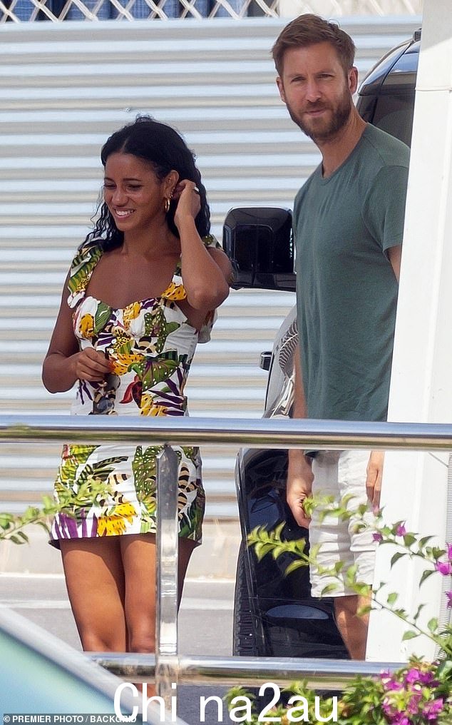 这对幸福的夫妇:周一,维克·霍普 (Vick Hope) 和卡尔文·哈里斯 (Calvin Harris) 在他们的婚礼之前继续与父母一起去伊维萨岛度假,据报道,婚礼将于今年晚些时候举行
