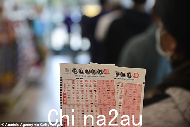 由于游戏的 Power Play 功能,在鹰眼州打出的彩票获得了 200 万美元,而在加利福尼亚州打出的彩票则获得了更具特色的 100 万美元。中奖的概率仍然低于 1100 万分之一