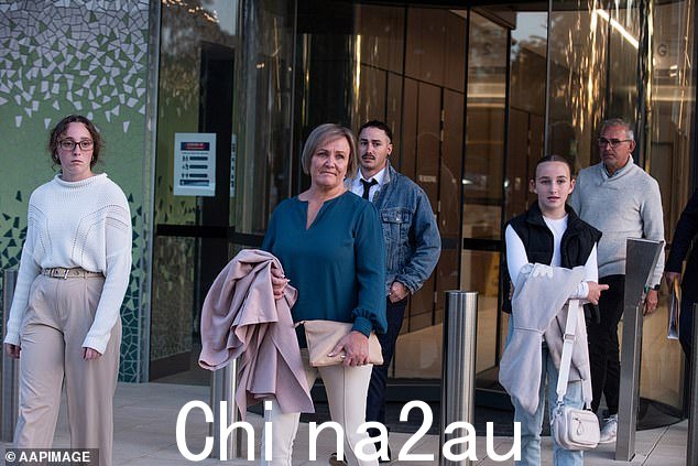 Zac 的母亲 Karen Gudelj 和继父 Michael 由他的哥哥 Cody 和妹妹 Makayla 和 Mia 提供支持