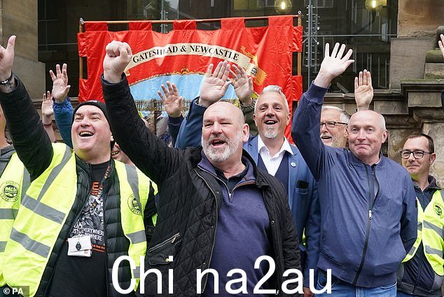 Aslef 秘书长 Mick Whelan(中,w5 月 31 日,纽卡斯尔车站外纠察线上的第 i 个成员表示,“责任在于火车公司”