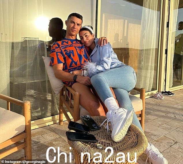 克里斯蒂亚诺·罗纳尔多 (Cristiano Ronaldo) 是第一个移居沙特阿拉伯的大牌明星,他于 12 月加盟 Al-Nassr(与女友乔治娜·罗德里格斯 (Georgina Rodriguez) 合影)