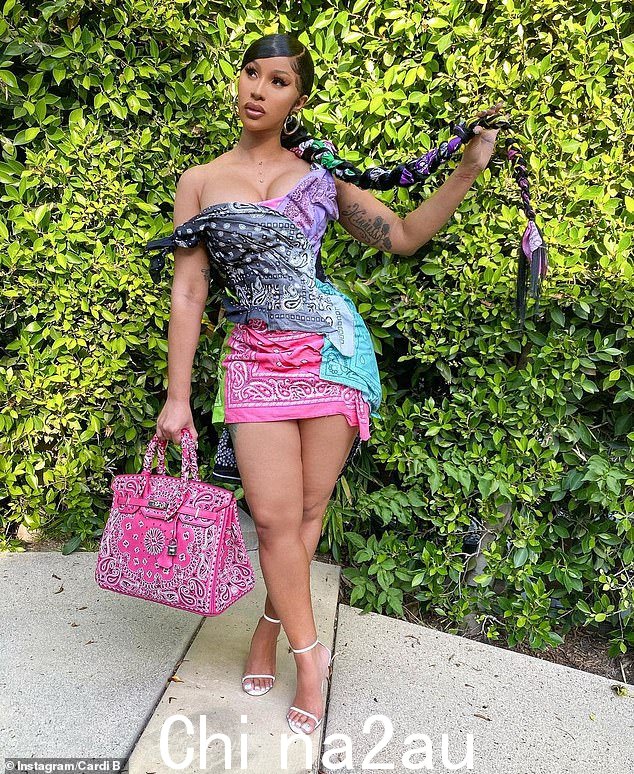 Cardi B 经常穿着大手帕风格的服装,拥有一只粉色爱马仕大手帕 Birkin
