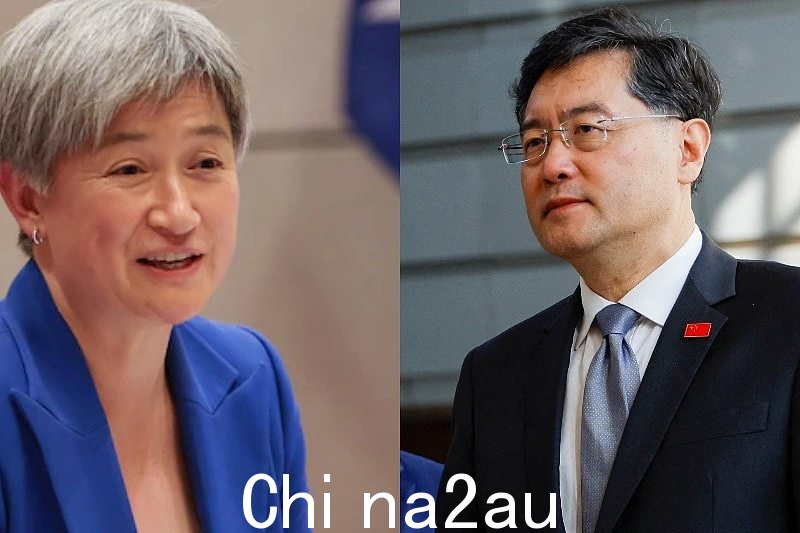 中国外交部长秦刚和澳大利亚外交部长黄英贤。