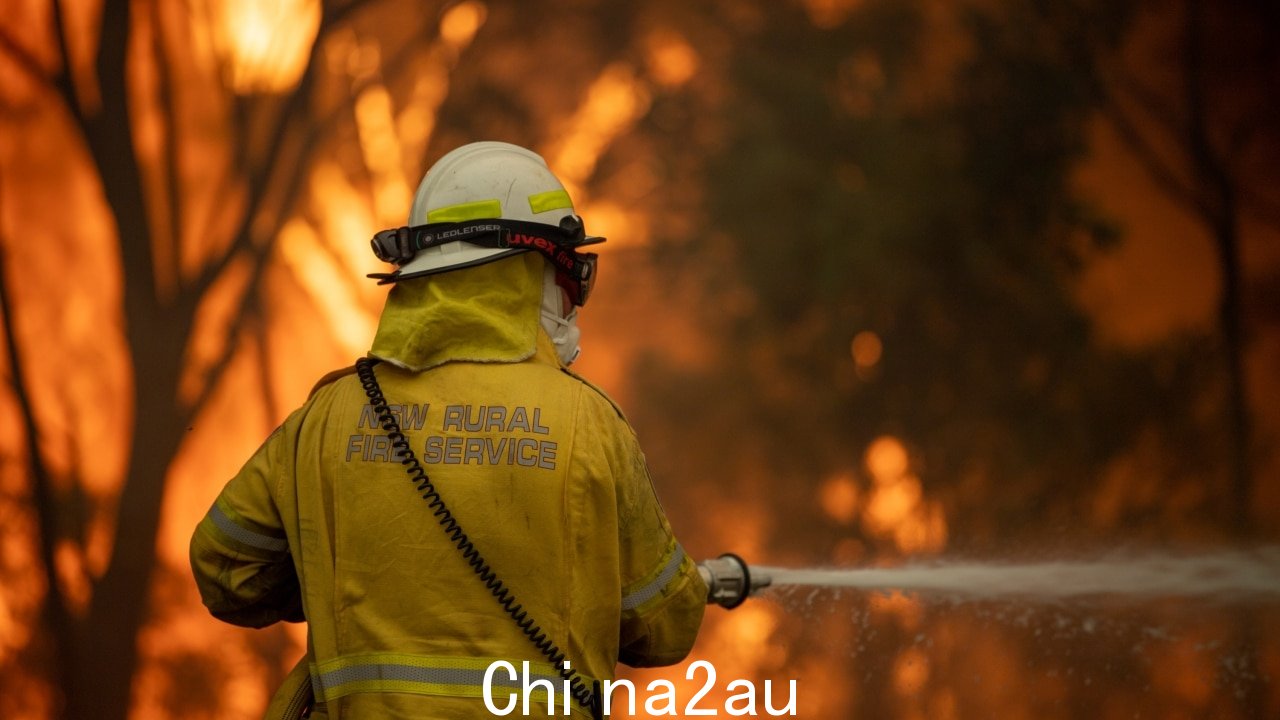 厄尔尼诺事件可能导致澳大利亚东南部发生丛林大火的风险更大。图片：由新南威尔士州农村消防局提供。” Sizes=