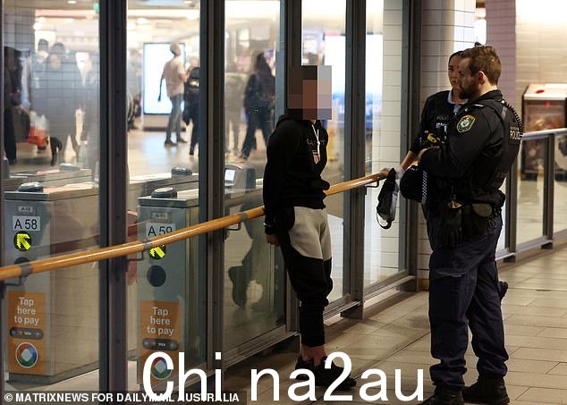 市政厅站外一名年轻男子配合警方调查