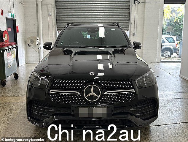 她最初于 2021 年 8 月以 267,000 美元购买了这辆车。虽然这辆车是妈妈送给她的礼物,但如果她自己买的话,Pixie 只需要花一个多月的工资