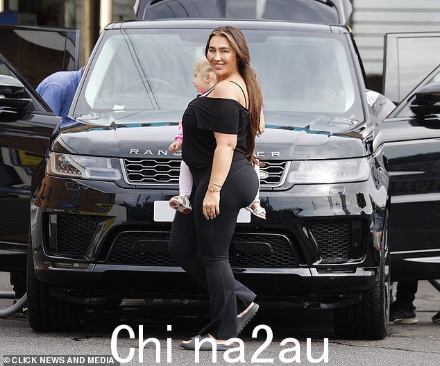 差事:这位 36 岁的前 TOWIE 明星带着她的孩子去当地洗车,孩子这周就满两岁了
