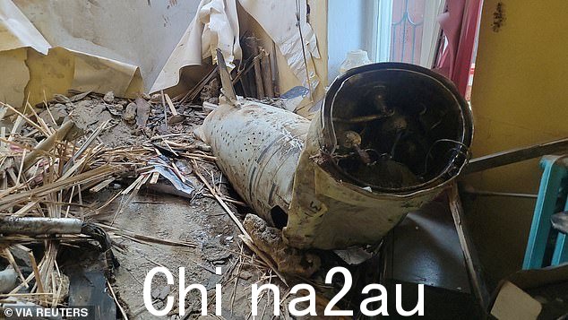 在俄罗斯导弹和无人机袭击中受损的建筑物内的俄罗斯巡航导弹 Kalibr 的一部分