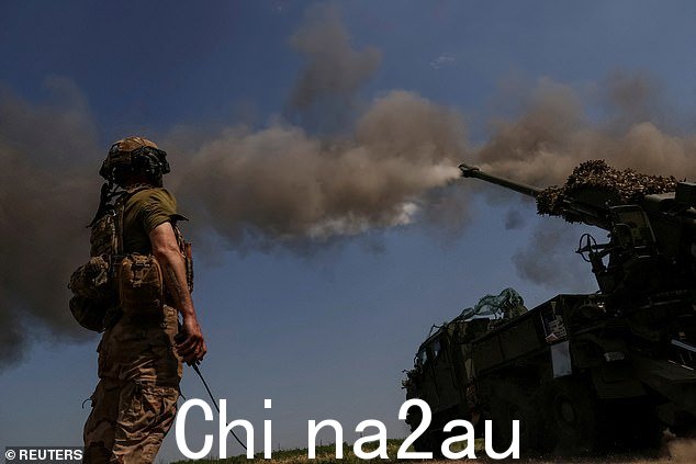 第 57 Kost Hordiienko 独立机动步兵旅的一名乌克兰军人向俄罗斯军队发射 2S22 Bohdana 自行榴弹炮