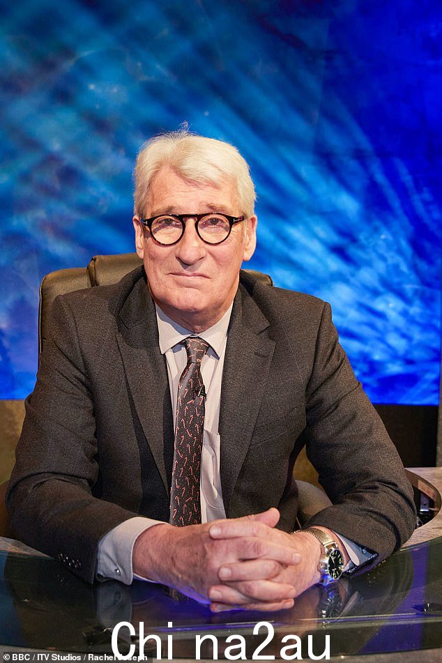该节目的前任长期主持人 Jeremy Paxman,73 岁,去年拍摄了最后一集