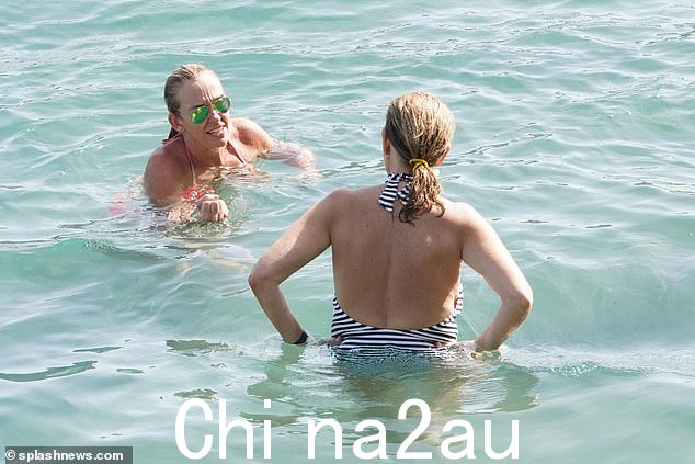 Gal pals:有人看到她在海里和朋友聊天,她的朋友穿着蓝白条纹泳衣