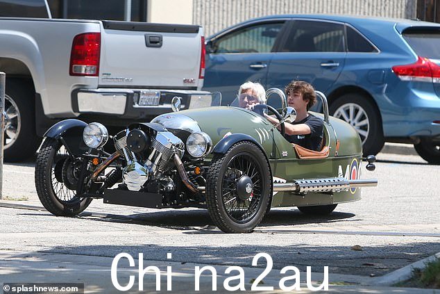 Jay 教授:这位喜剧演员还坐在他的 2014 年款摩根 3-Wheeler 的副驾驶座上,他曾在 2021 年的剧集《Jay Leno's Garage》中展示过这辆车