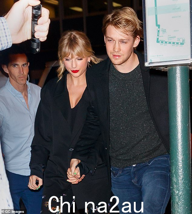 最新消息:32 岁的乔·阿尔文 (Joe Alwyn) 成为周一晚间社交媒体上的热门话题,粉丝们很快就提到了泰勒·斯威夫特 (Taylor Swift) 的前男友,并将他与爱莉安娜·格兰德 (Ariana Grande) 分居的丈夫道尔顿·戈麦斯 (Dalton Gomez) 27 岁相提并论。流行歌星的分离