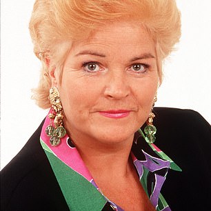 奇怪:一位粉丝说阿曼达的膝盖与 EastEnders 的 Pat Butcher 惊人相似