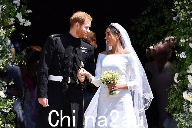哈里王子和新娘梅根在温莎圣乔治教堂举行的 2018 年婚礼上离开。她的父亲托马斯·马克尔心脏病发作,无法参加