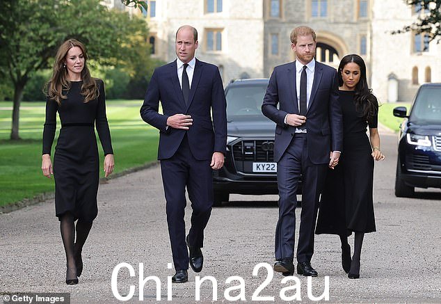 在英国女王伊丽莎白二世去世后,苏塞克斯公爵夫妇和剑桥公爵夫妇表现出团结一致的样子。夫妇俩之间的关系严重破裂 - 但托马斯·马克尔已完全被排除在外。