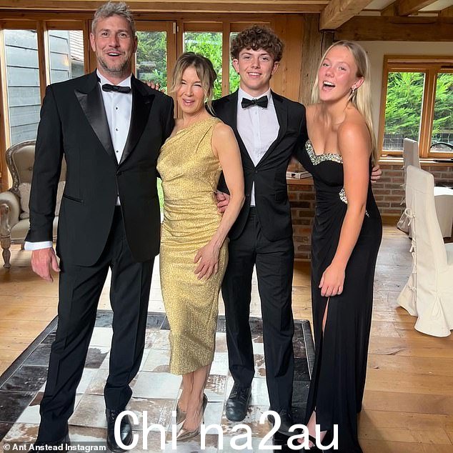 家庭时间:蕾妮·齐薇格 (Renee Zellweger) 罕见地与男友安特·安斯特德 (Ant Anstead) 的两个孩子合影。周一,这对情侣与他 16 岁的儿子阿奇 (Archie) 和女儿艾米丽 (Amelie) 一起出现在一张照片中, 19