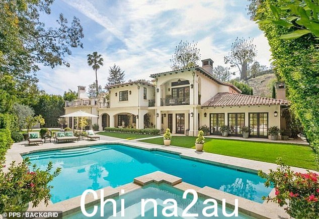 卸载:两人出局的另一个迹象是 5 月份,当时他们以 1800 万美元的价格列出了比佛利山庄的爱巢。这并不是他们第一次列出该房产 - 他们曾在 2022 年 7 月尝试过,当时他们以 2000 万美元的价格将其投放市场