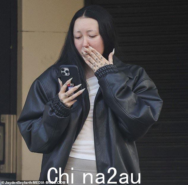 23 岁的 Miley Cyrus 的妹妹上个月宣布与德国时装设计师男友 Pinkus 订婚