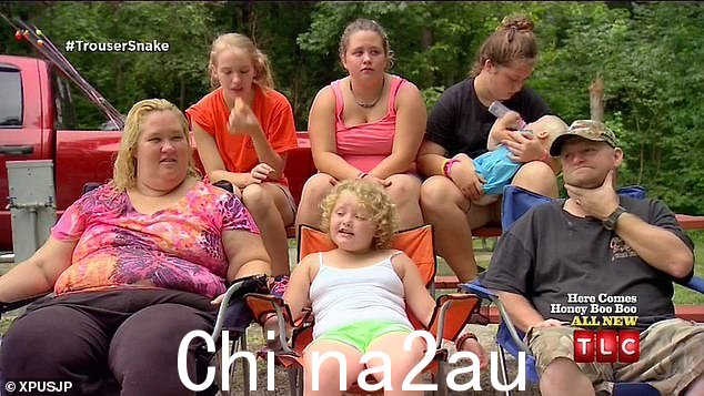 只是一个孩子:在《Here Comes Honey Boo Boo》中出现在中间和中间,两侧是 Mama June 和 Sugar Bear