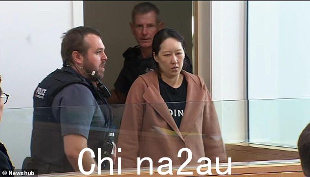 去年 8 月在新西兰奥克兰一个废弃仓库的手提箱中发现尸体后,42 岁的 Hakyung Lee(如图)对两项谋杀指控表示不认罪