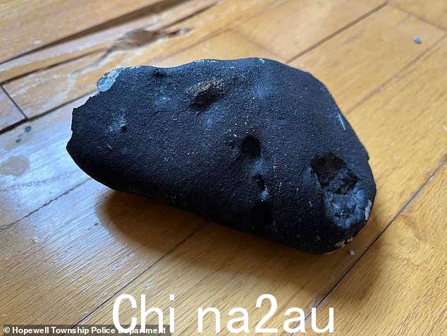 除了含有大量孔洞和气泡外,该样本n 还缺乏陨石通常具有的光滑表面,因为它们会经历热量。不仅如此,而且不存在太空岩石中常见的黑色薄膜或“熔壳”。这是一块典型的陨石
