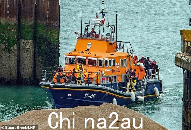 今年早些时候,英国和法国联手扰乱过境点并瓦解有组织犯罪集团后,人们担心移民现在选择更长的通道,试图不被当局发现(图:到达星期三多佛被保存在海峡中后)