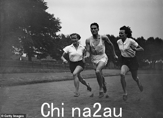 三名南非运动员(从左到右)跳高运动员 Marjorie Clark、J Luckhoff 和跨栏运动员 Barbara Burke 在伦敦帕丁顿游乐场为大英帝国运动会进行训练