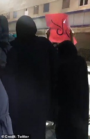 妇女抗议全国各地美容院关闭