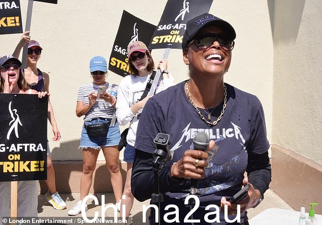 士气助推器:艾莎·泰勒 (Aisha Tyler) 是周四在洛杉矶罢工线上表现出色的演员之一