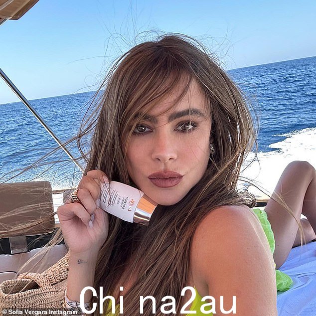 专注于工作:在与 Joe Manganiello 七年的婚姻即将结束时,她在游艇上欣赏阿马尔菲海岸令人惊叹的美丽景色