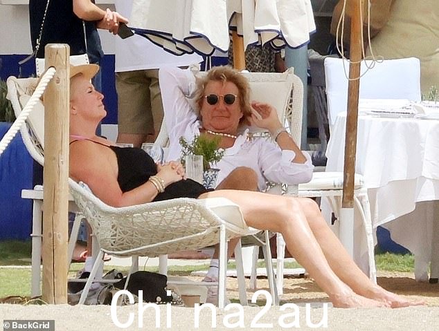 低调:78 岁的罗德·斯图尔特 (Rod Stewart) 和 52 岁的妻子佩妮·兰卡斯特 (Penny Lancaster) 与 12 岁的儿子艾登 (Aiden) 在马贝拉 (Marbella) 的海滩上放松,看起来比以往任何时候都快乐