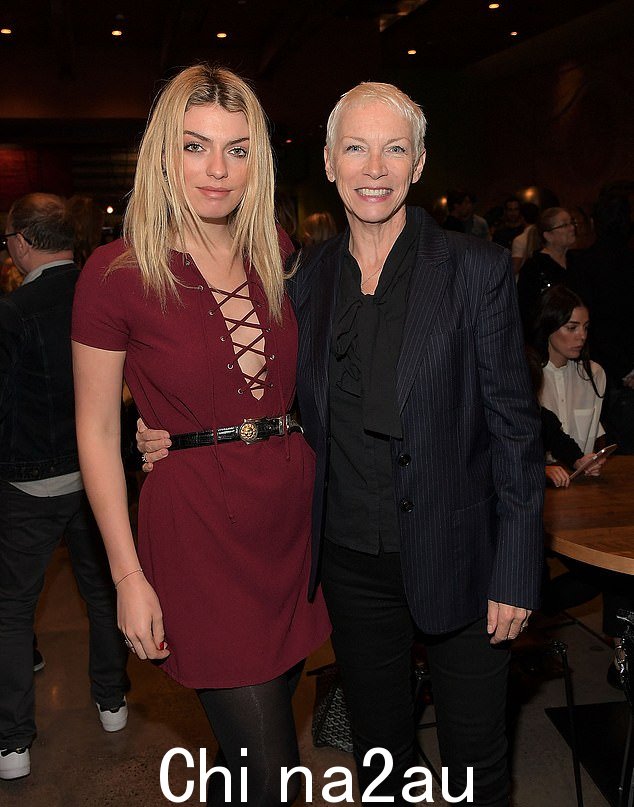 Annie Lennox 和女儿 Lola Fruchtmann 于 2017 年 5 月 6 日出席 CITIZEN 举办的 mothers2mothers 时尚芭莎活动