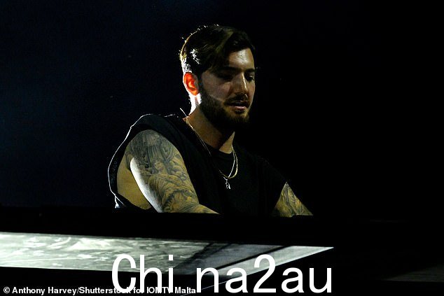 惊人:同时,Alesso 在幕后展示了他的才华