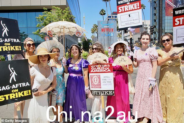 电视和电影工作人员在 Netflix 总部出席“布里奇顿日”,他们穿着摄政风格的服装,以引起人们对这一事业的关注
