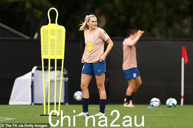 Alessia Russo 正在 Spence Park 训练 - 绰号为 Azzurri - 一家由意大利移民创立的俱乐部