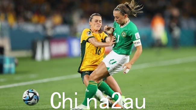 爱尔兰队长凯蒂·麦凯布 (Katie McCabe)比赛的揭幕战,海莉·拉索(Hayley Rasso)的这次挑战很幸运没有被黄牌警告。图片:Brendon Thorne/Getty Images