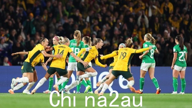 Steph Catley 庆祝澳大利亚队在 FIFA 女足世界杯上攻入的第一个进球。图片：Maddie Meyer - FIFA/FIFA via Getty Images