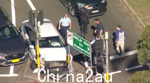Poli经过45分钟的长时间追逐,ce在汽车撞到交通杆后立即跳上汽车